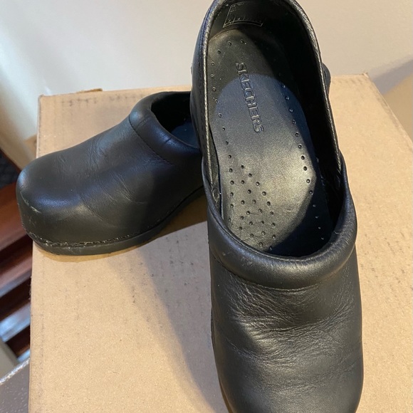 Black clogs by Skechers - Picture 2 of 5